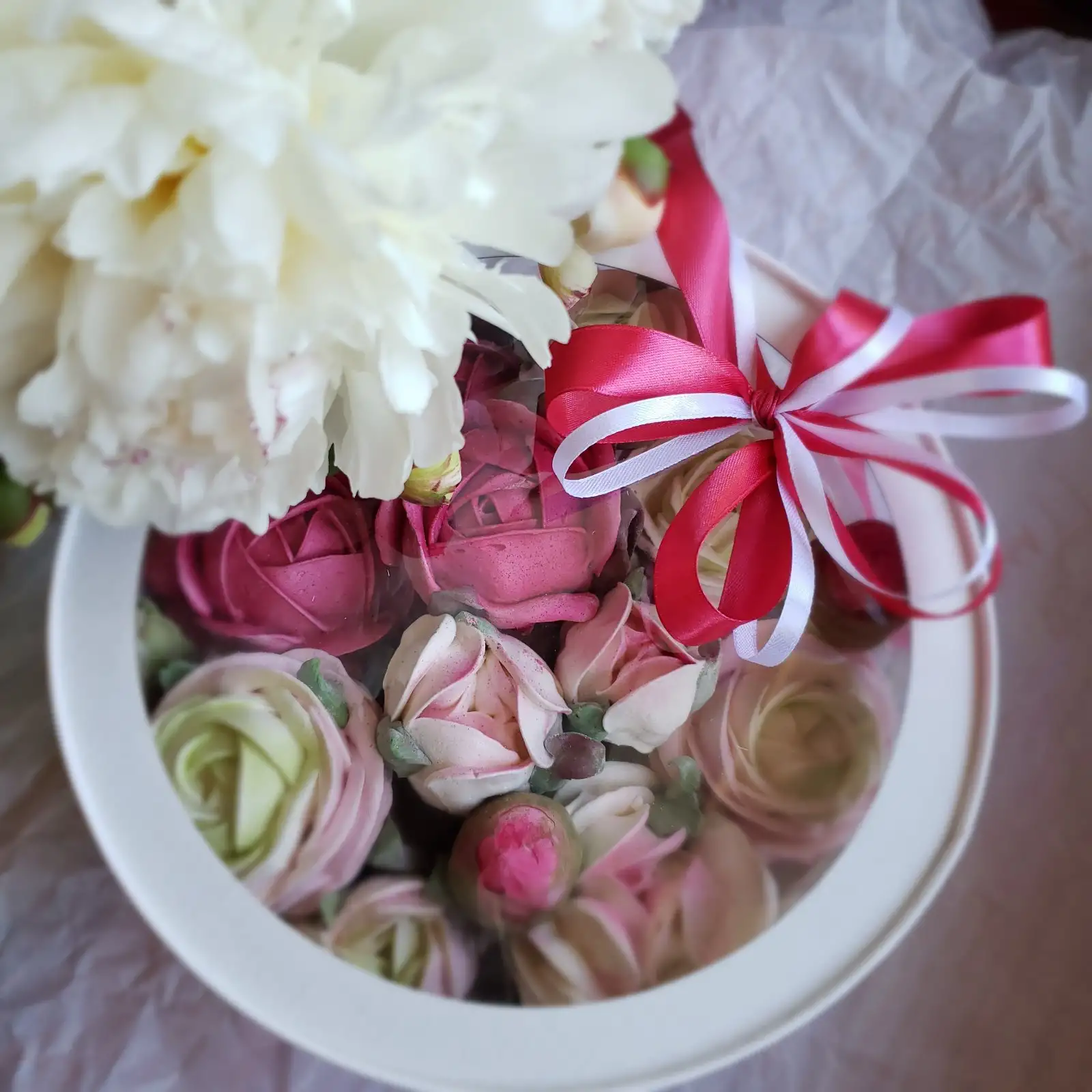 Коробка «аквариум» с цветами из зефира, 20 см фото 6