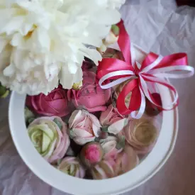 Коробка «аквариум» с цветами из зефира, 24 см