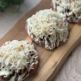 Индейка с овощной начинкой и йогуртовым соусом, 800 г