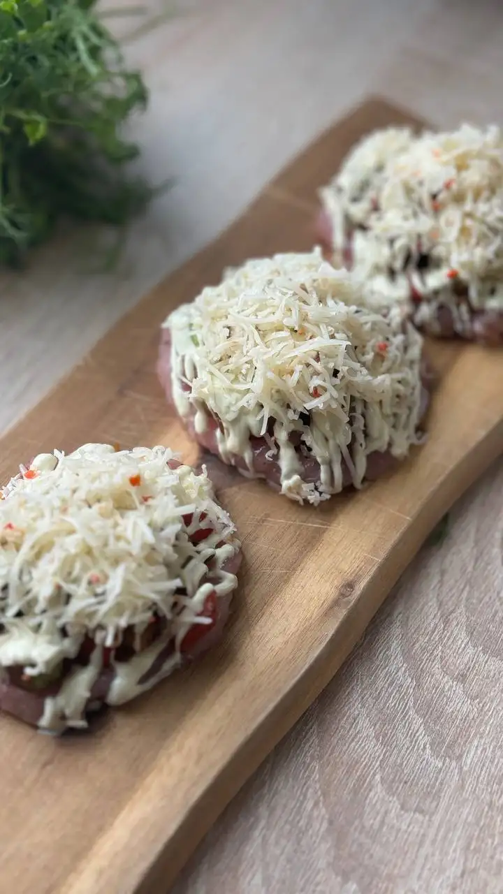 Индейка с овощной начинкой и йогуртовым соусом, 800 г